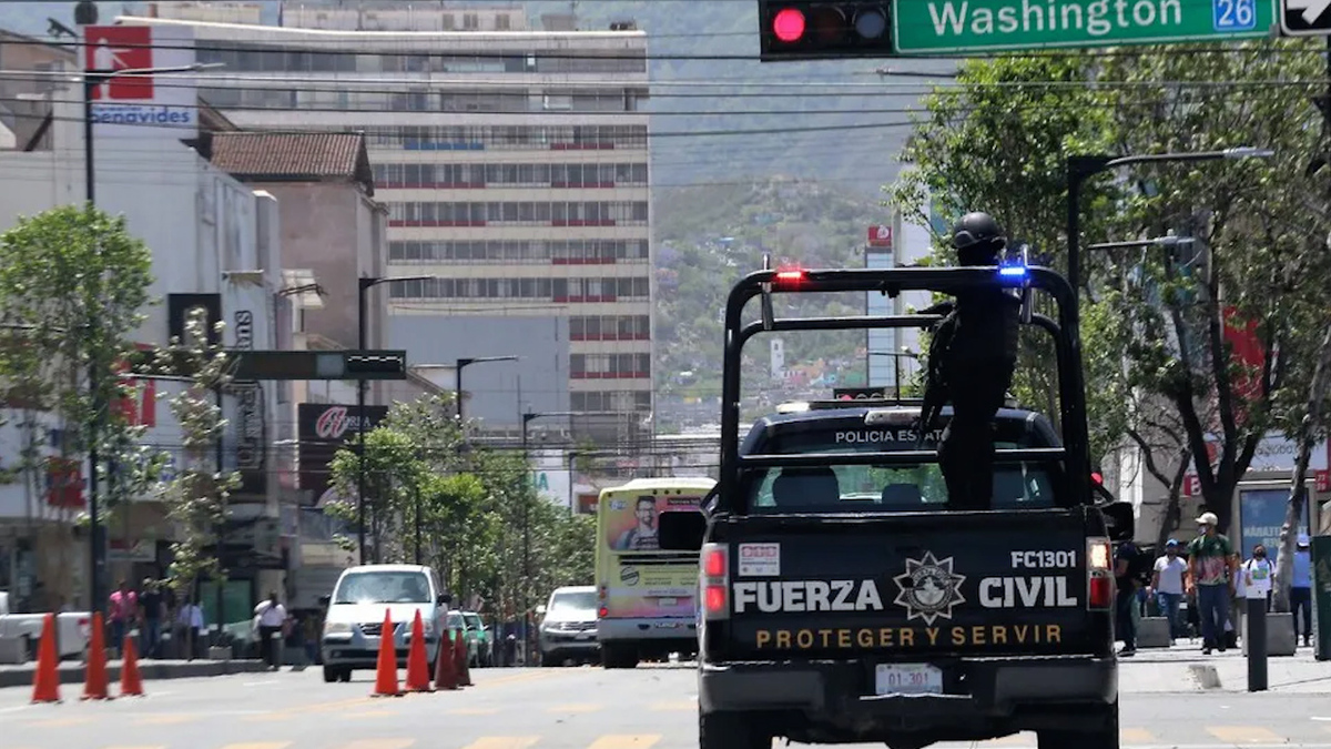 Policías de Fuerza Civil cuidan las tiendas de conveniencia