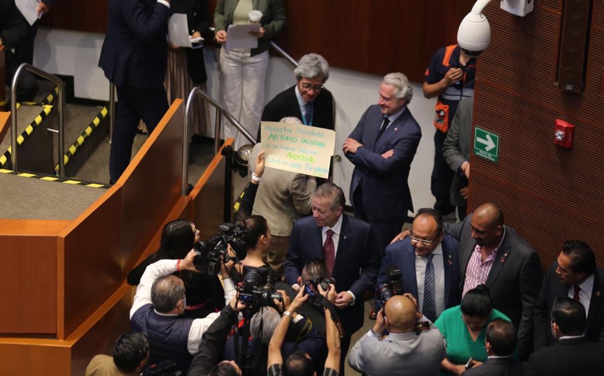 El titular de la Corte se detuvo y leyó la cartulina, manifestando su descontento. | Jorge Carballo
