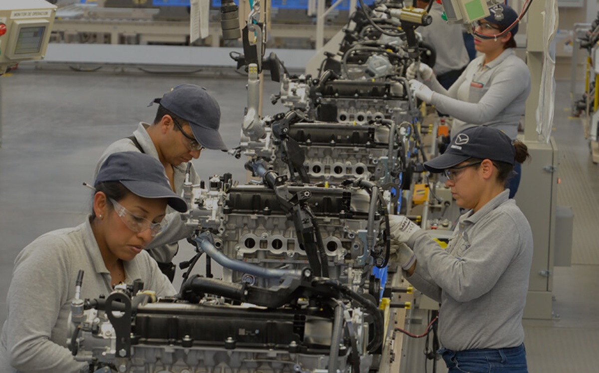 Trabajadores en planta de Mazda, en Salamanca, Guanajuato. Foto: (Especial)