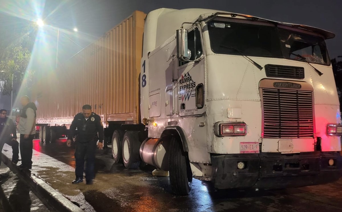 El tráiler se quedó varado en carriles laterales de Circuito Interior. | Ramón Ramírez