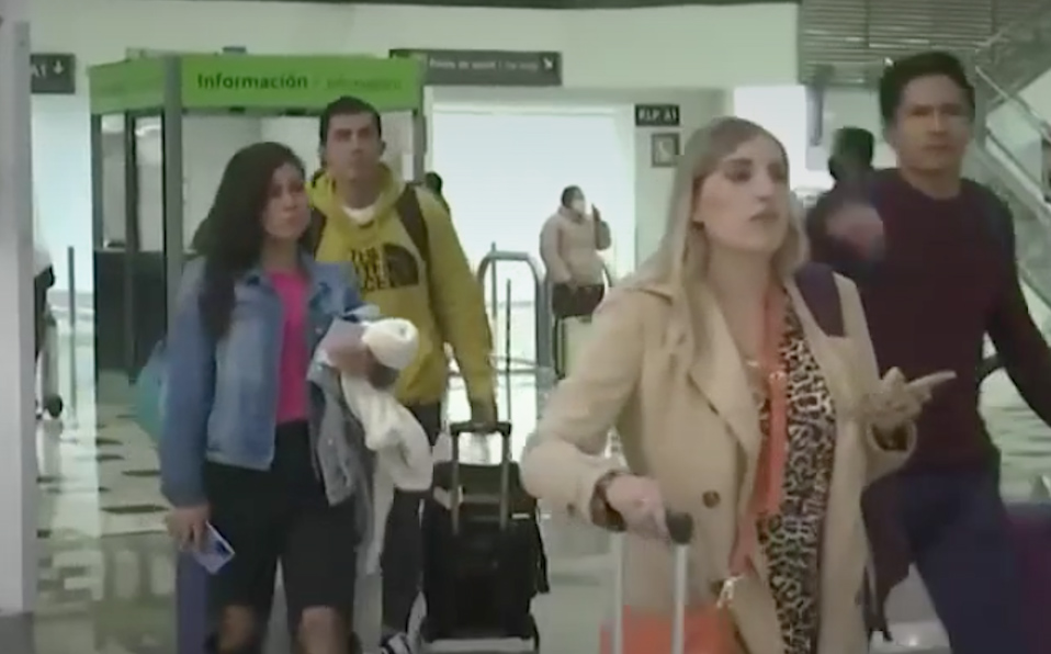 Aerolíneas se benefician por deportar migrantes