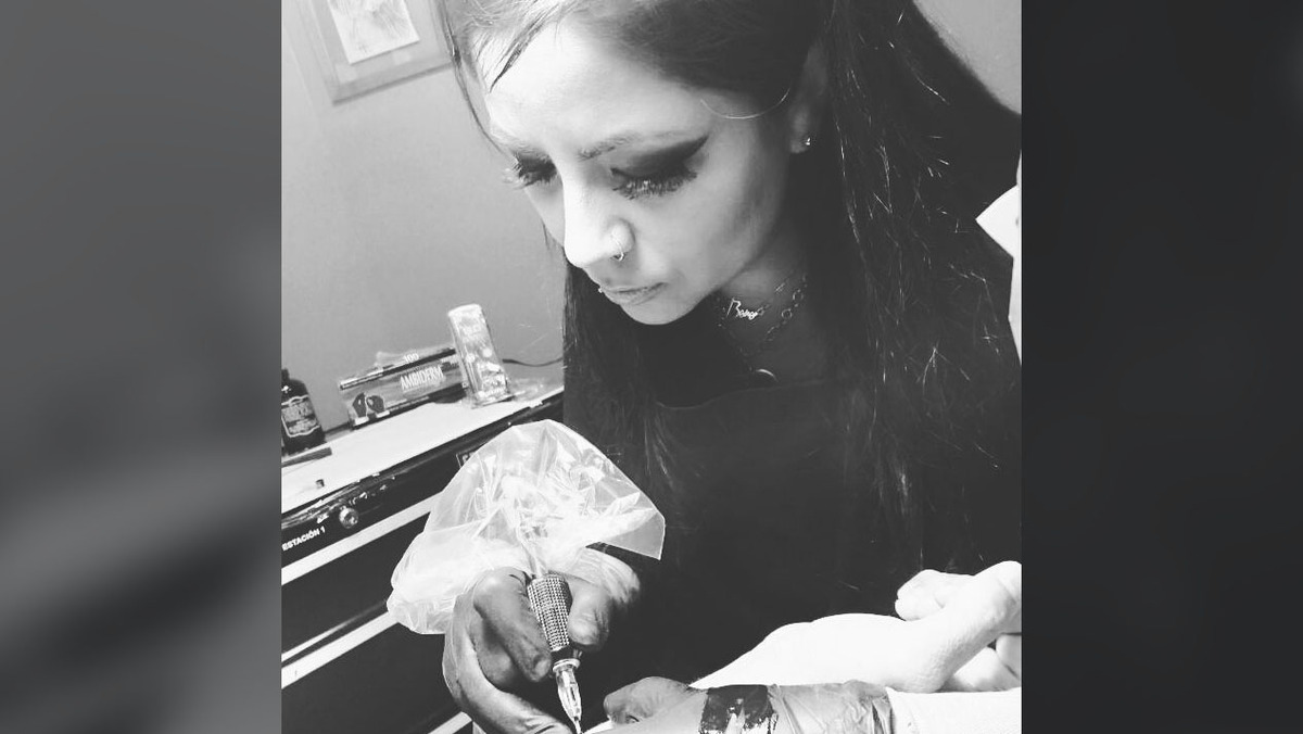Berenice Vallejo, realiza tatuajes de areolas mamarias