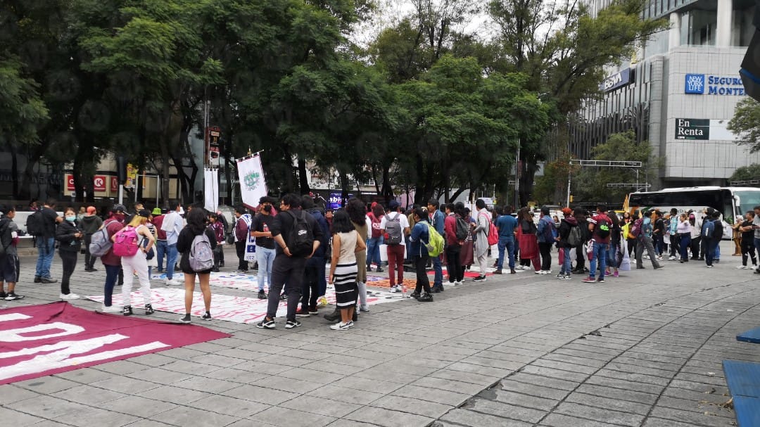 El contingente de aproximadamente 100 personas avanzó sobre Paseo de la Reforma.