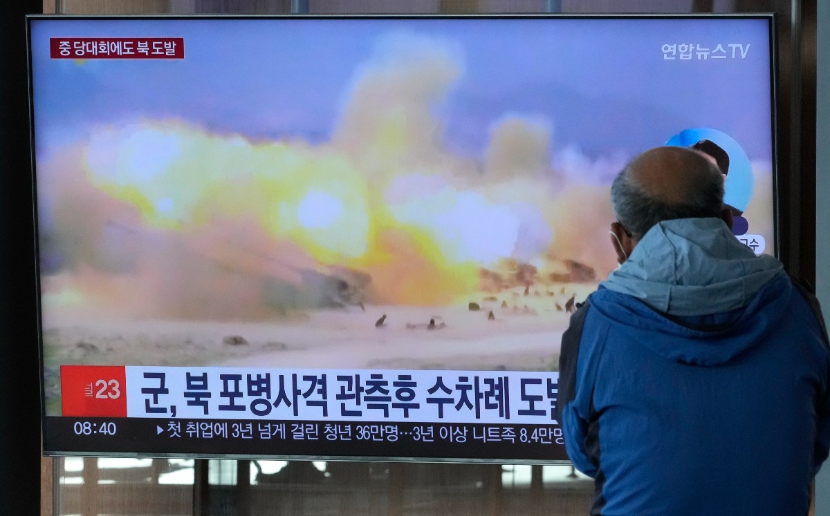 El martes en la noche, Norcorea disparó alrededor de un centenar de proyectiles desde su costa oeste. | AP
