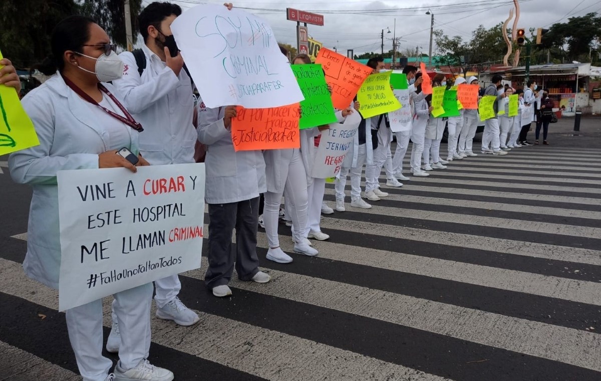 Los médicos cerraron ambos sentidos de la avenida Politécnico Nacional.| César Velázquez
