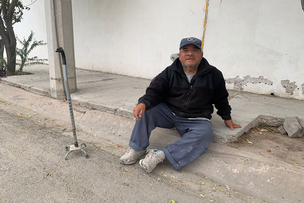 "No me quieren dar trabajo, dicen que me caigo", reporta persona con discapacidad en Torreón. | Antonio Ramírez
