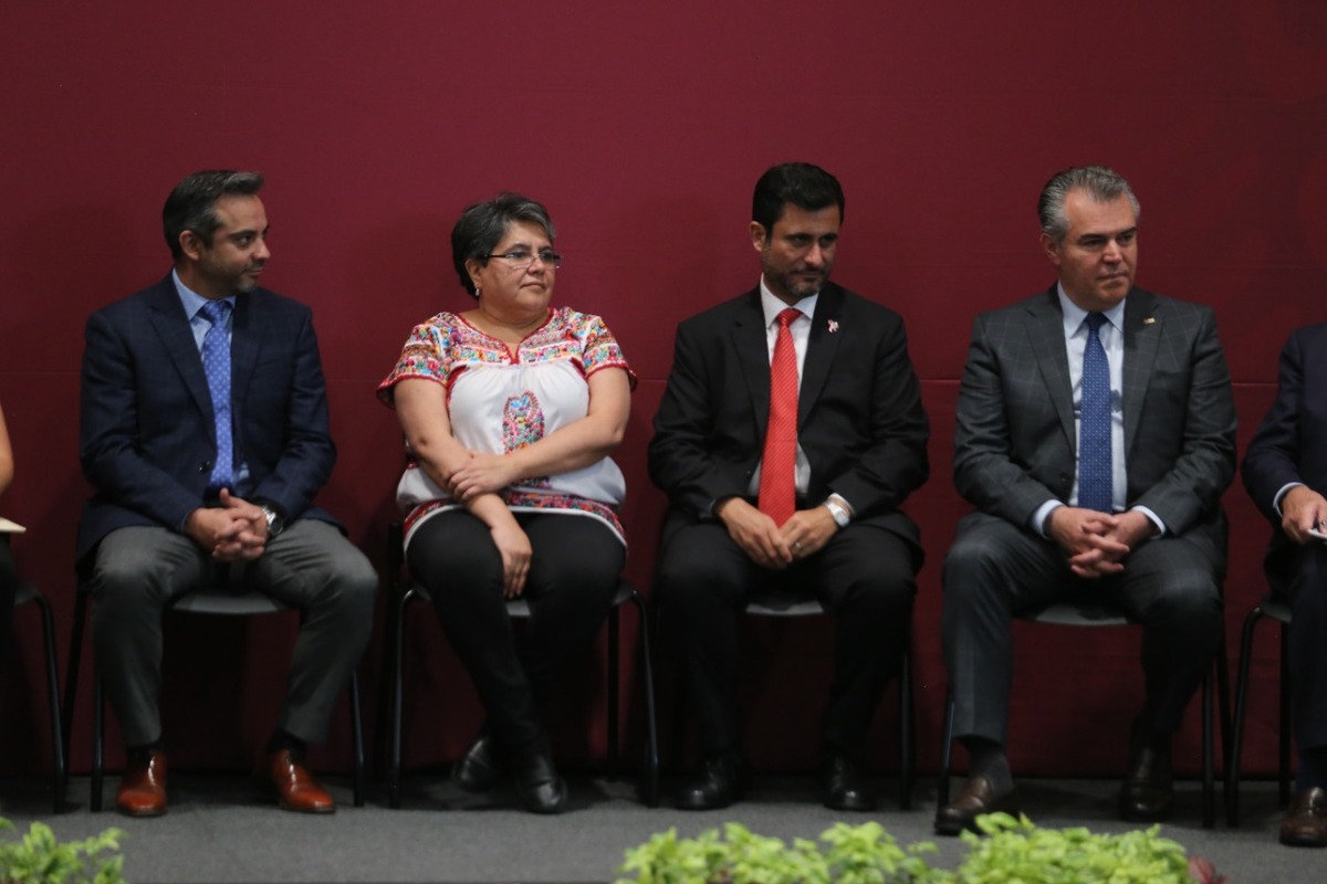 Representantes de la iniciativa privada junto a la secretaria de Economía, Raquel Buenrostro. (Foto: Jorge Carballo)