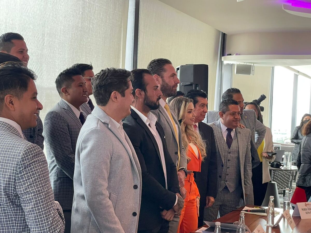 La Sonora Santanera de Carlos Colorado con María Fernanda durante la conferencia. Alejandro Membrillo