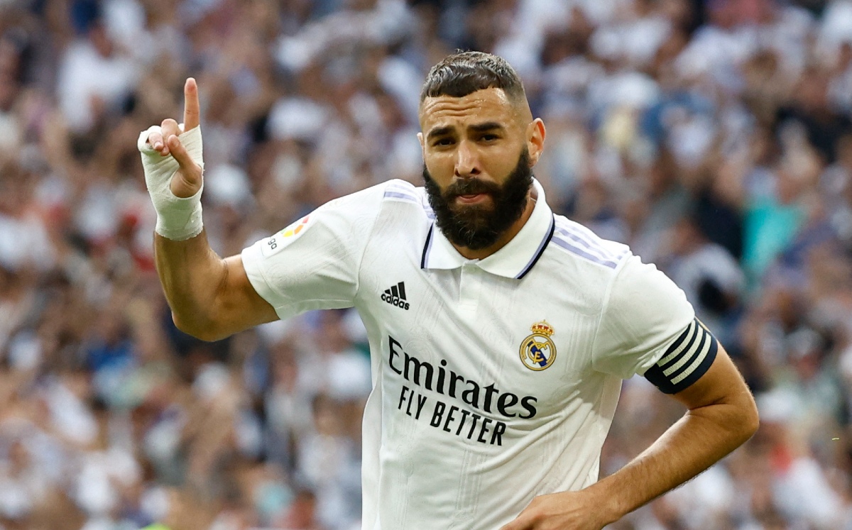 El vendaje que luce Karim Benzema por su fractura en el dedo meñique (Reuters)