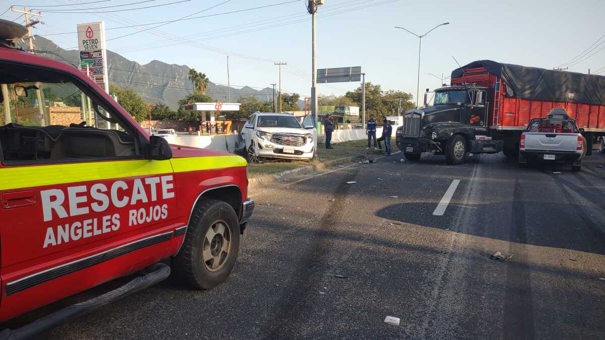 En el accidente participaron dos camionetas y un camión de carga. Foto: Mayte Villasana