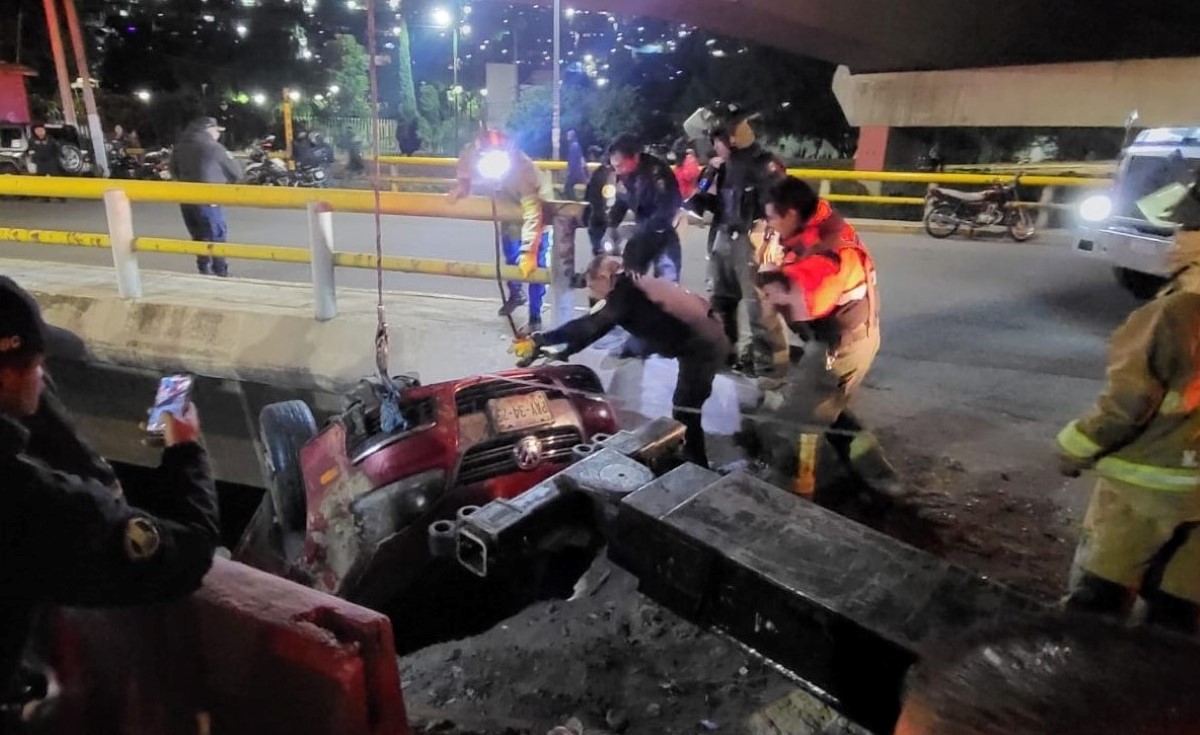 El auto se cayó al canal en Río de los Remedios y Acueducto de Guadalupe. | César Velázquez
