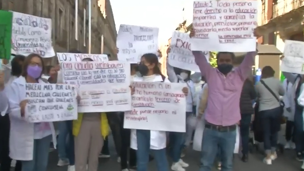 Egresados de la Universidad del Bienestar se amparan