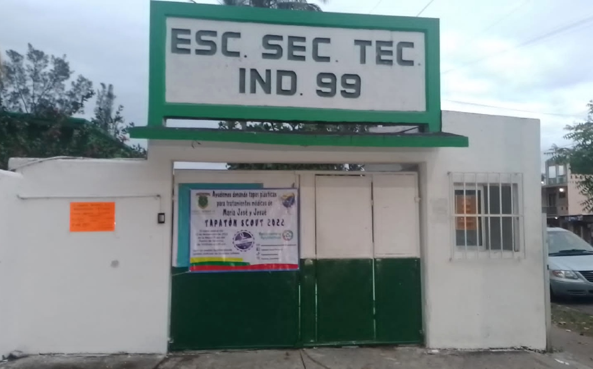 La mujer dejó a su hija en la escuela secundaria 99 de Boca del Río y posteriormente fue agredida. | Especial