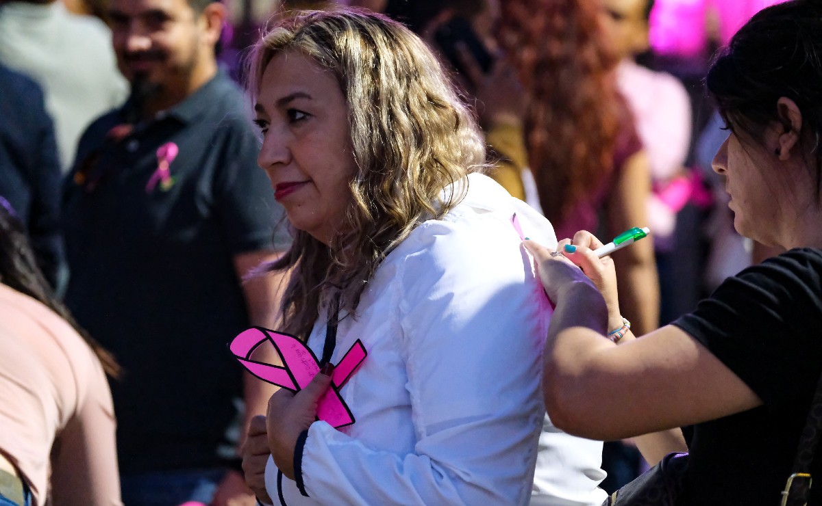 Pintan de rosa la Rotonda de los Jaliscienses Ilustres por mes del cáncer de mama (Cortesía)