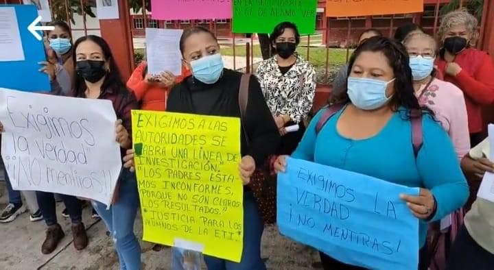 Protesta de padres de familia de secundaria en Álamo, Veracruz. (Especial)