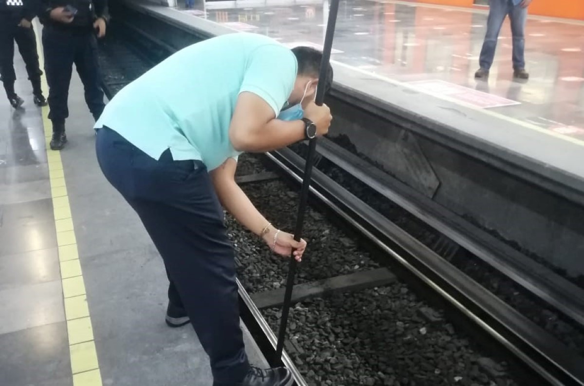 El STC tiene un protocolo para recuperar objetos en vías. | Metro de CdMx