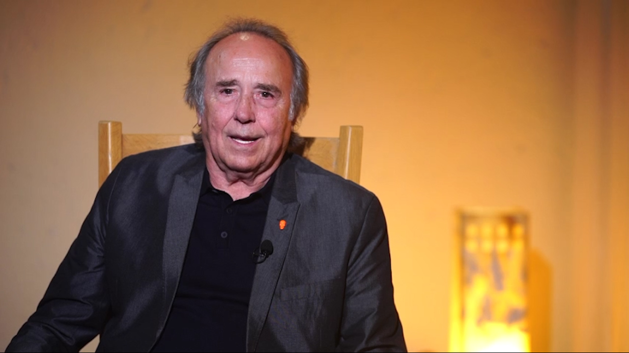 Joan Manuel Serrat felicita y canta 'las mañanitas' a MILENIO Televisión