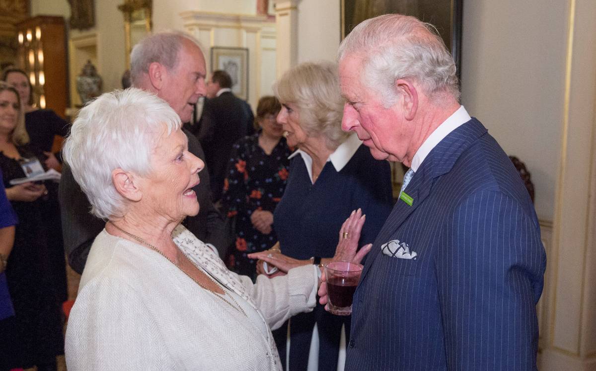 Judi Dench y el rey Carlos III. / Reuters