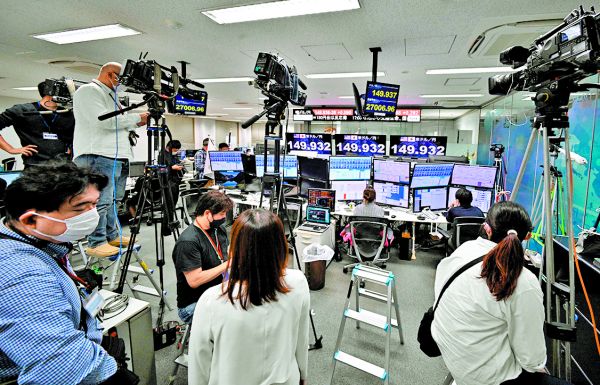 Los medios siguen la evolución del tipo de cambio. K. Nogi/AFP