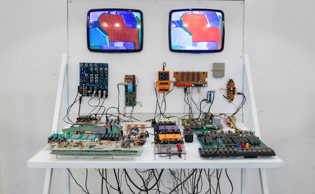 En un televisor análogo se proyectan imágenes de las figuras que se encuentran en los lienzos y pueden ser modificadas por el espectador. (Foto: Manol