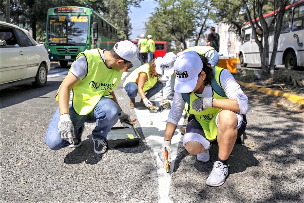 El urbanismo táctico incluye actividades como la pinta de cebras en el piso y colocación de señalamientos. (Cortesía)