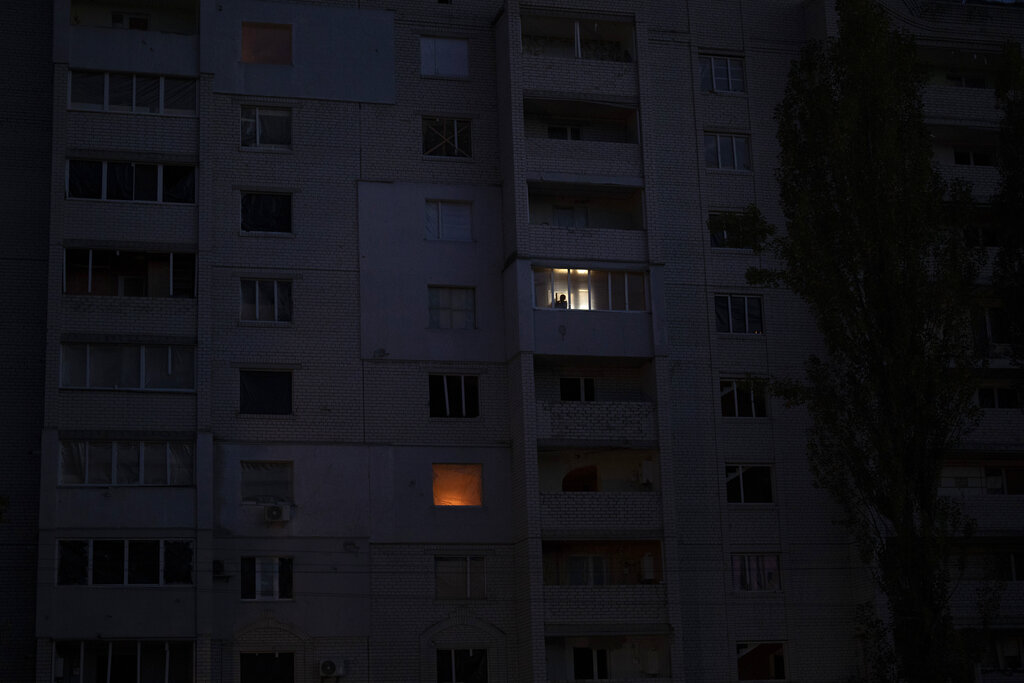 Cientos de miles de personas en Ucrania se despertaron con cortes de electricidad y ráfagas de disparos. (AP)