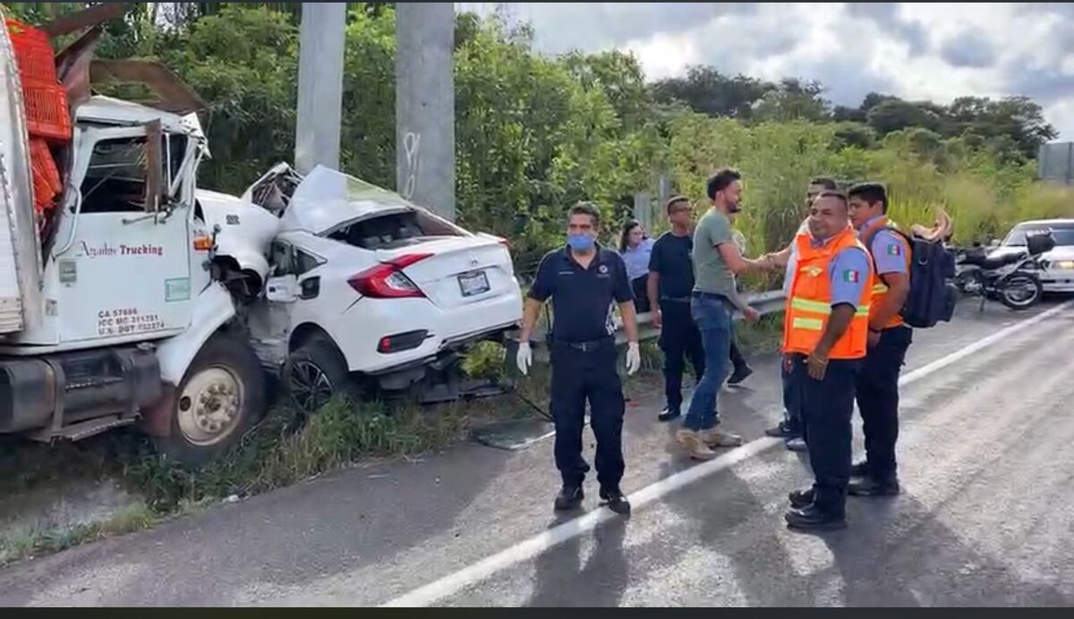 El camión intentó una vuelta en "U" lo que provocó el accidente. (Especial)