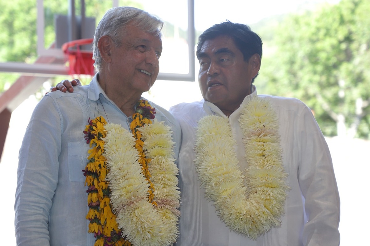 El presidente AMLO junto con el gobernador de Puebla. (Especial)