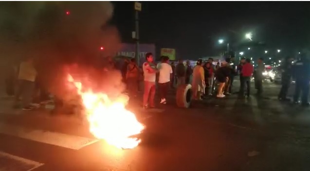 Los comerciantes quemaron neumáticos para intensificar su protesta | Enrique Luna