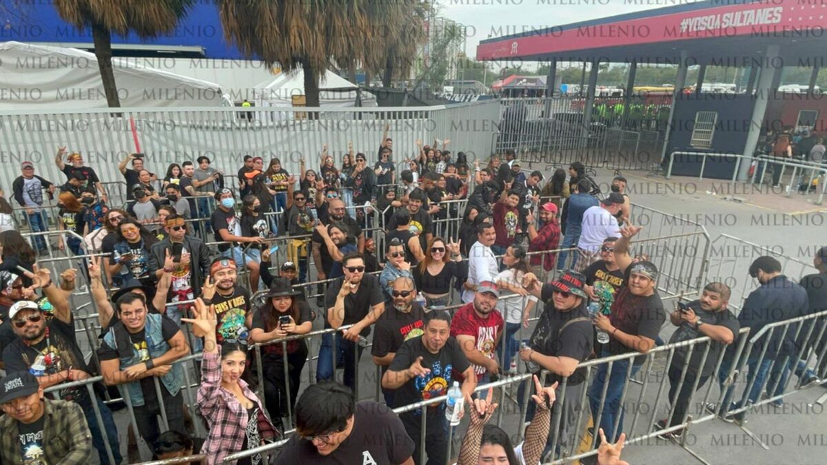 Fans en la espera de ingresar al estadio Mobil Super. Foto: Uriel Reyna