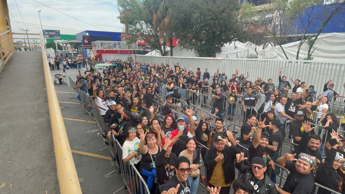 Fans esperan para el concierto de Guns n Roses. Foto: Uriel Reyna