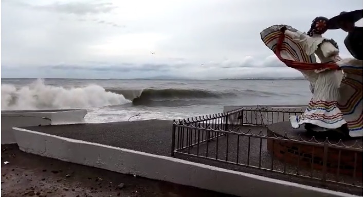 Hubo un importante incremento de oleaje en las playas de Jalisco. (Usi Toledo)