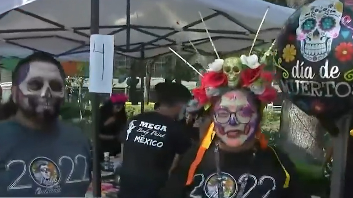 Preparativos para el desfile de catrinas en Paseo de la Reforma