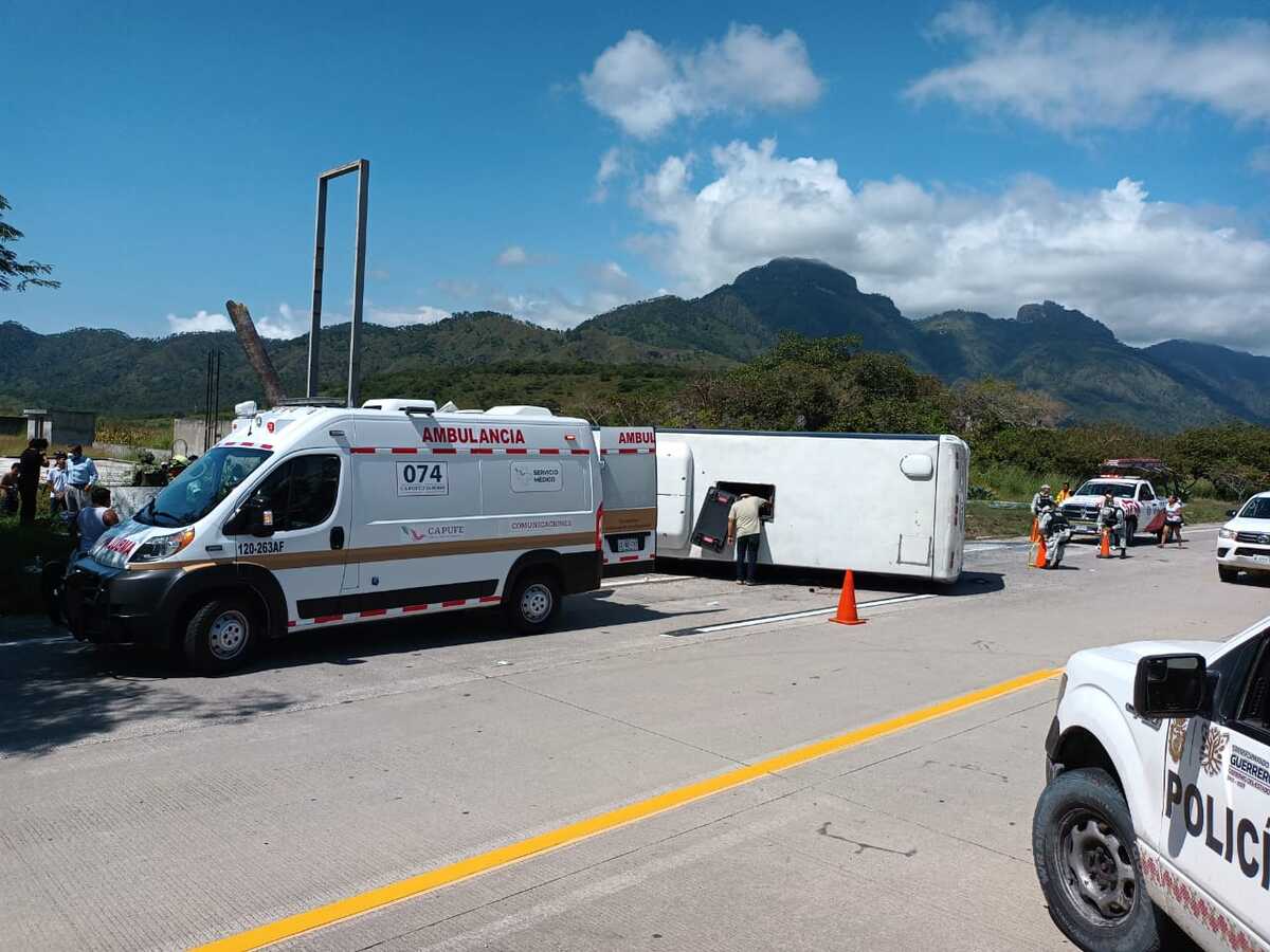 Volcadura de autobús deja un muerto y 11 lesionados en la Autopista del Sol en Guerrero (Javier Trujillo)