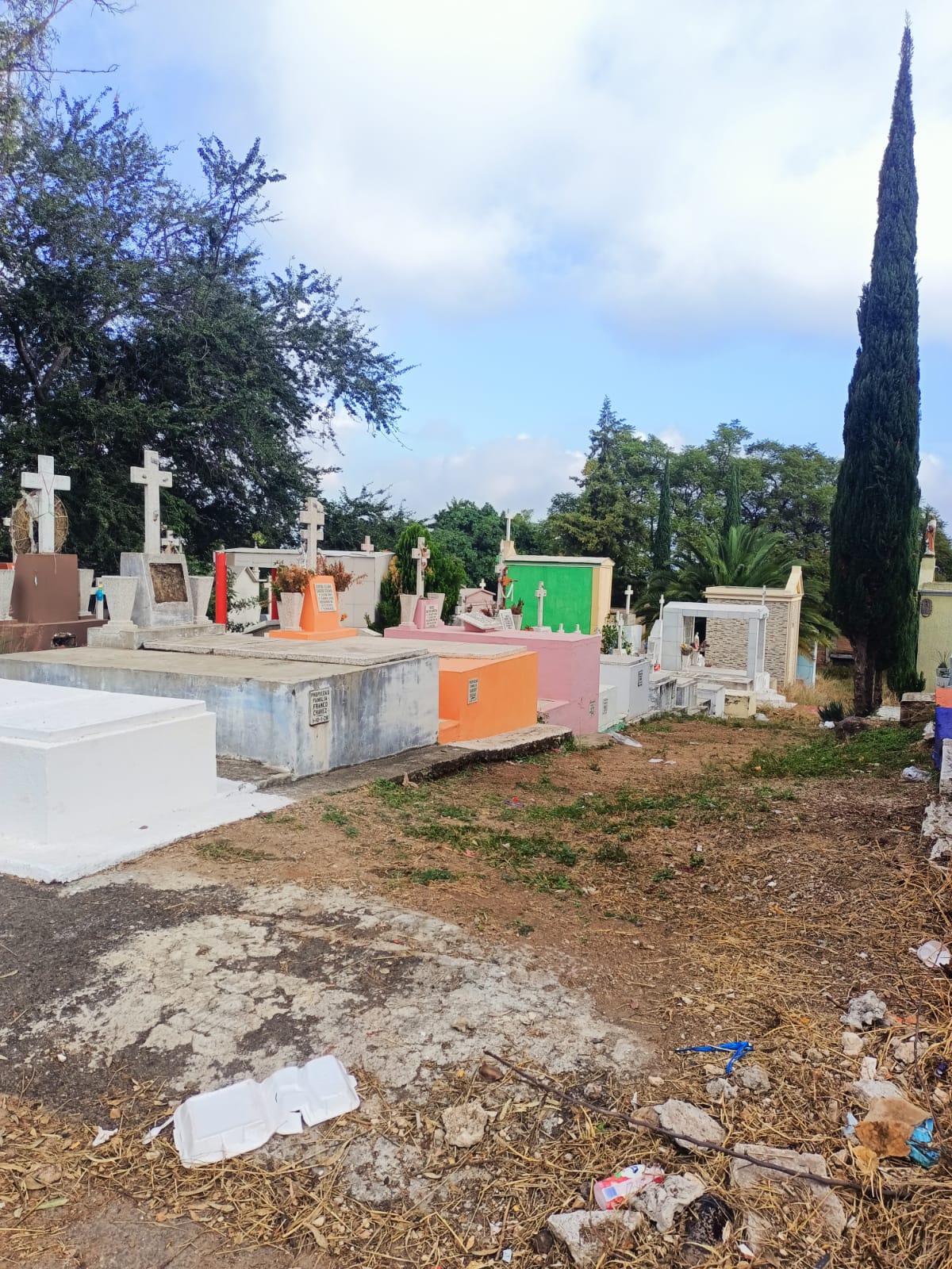 Denuncian criptas en abandono en panteones de Guadalajara previo a Día de Muertos