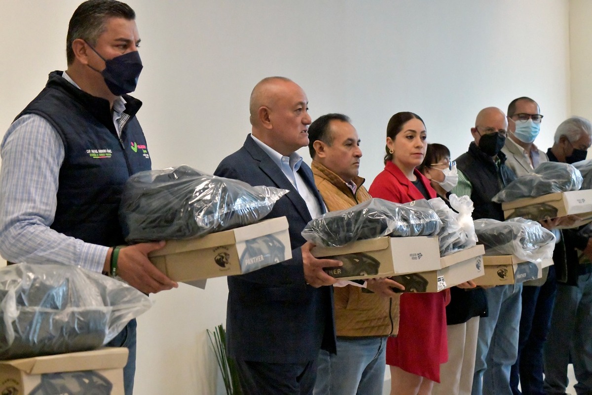 Jorge Márquez hace entrega de uniformes nuevos. (Cortesía)