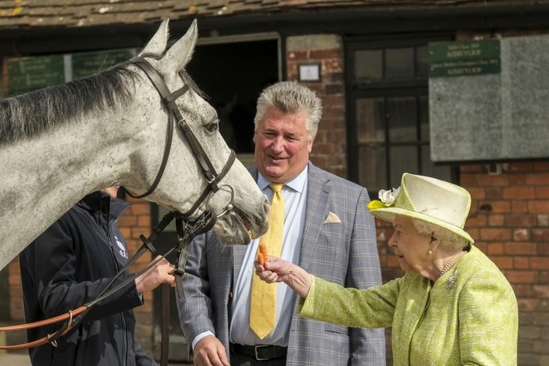 La reina Isabel II junto a los caballos en Reino Unido. | Reuters
