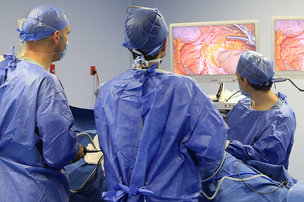 Personal médico atiende a un enfermo. En la entidad aumentaron los casos de enfermedades sexuales un 293%. (Andrés Lobato)