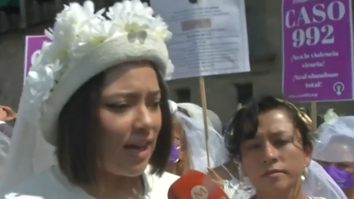 Protestan colectivos feministas llegando a Zócalo capitalino