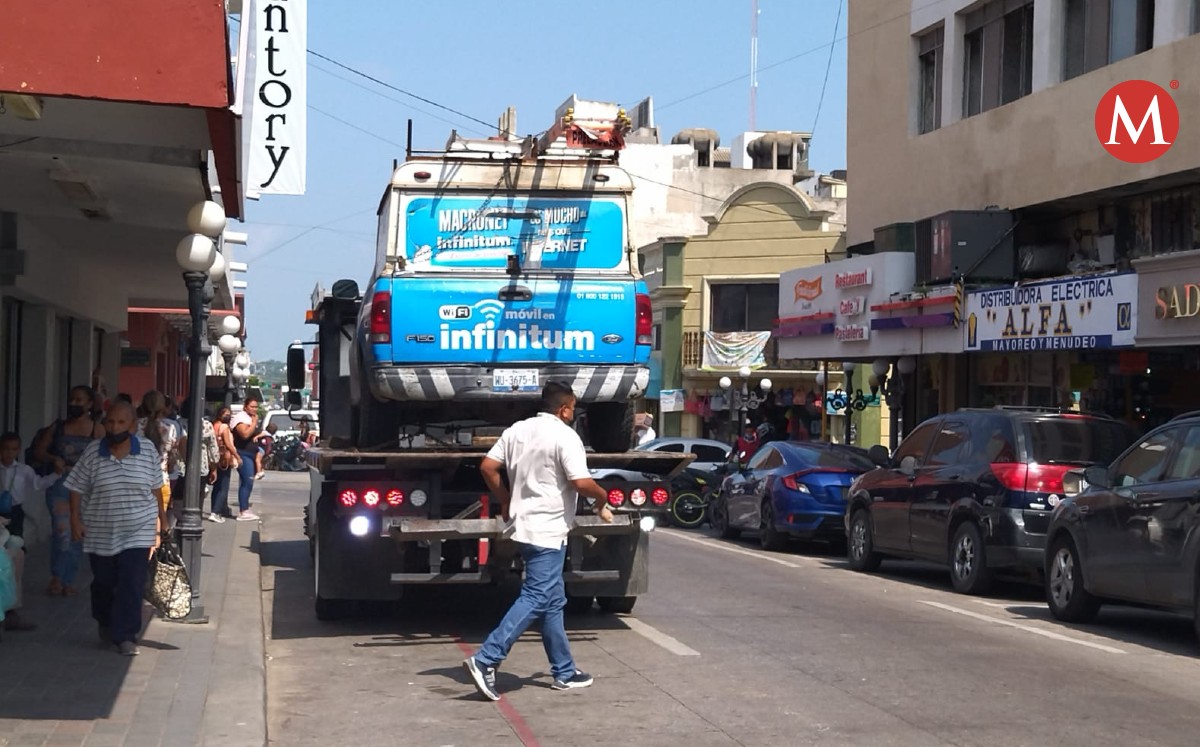 Retiran de autos mal estacionados la zona centro de Tampico. (Jesús García)