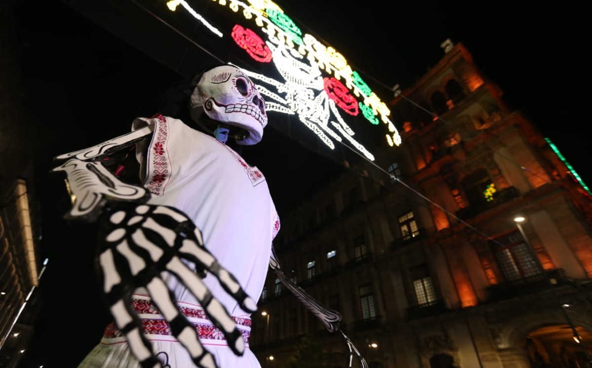 Sheinbaum enciende alumbrado por Día de Muertos en el Zócalo de CdMx. | Javier Ríos