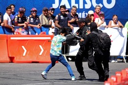 Aficionado salta en pleno Show Run… y 'Checo' le cumple sueño