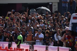 Aficionados buscan la mejor vista para ver a 'Checo' Pérez