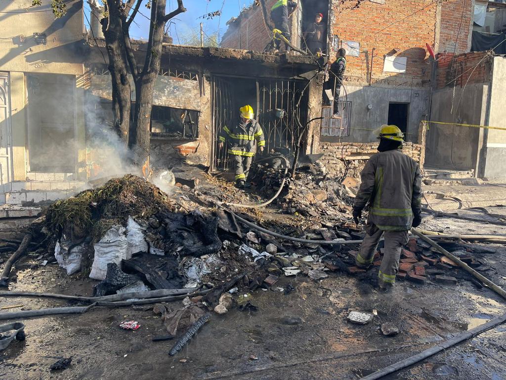 Bomberos de Tonalá laboraron intensamente en la finca de la colonia Jalisco (Juan Carlos Munguía)