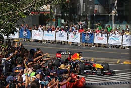 'Checo' Pérez corriendo en el Red Bull Show Run en Guadalajara