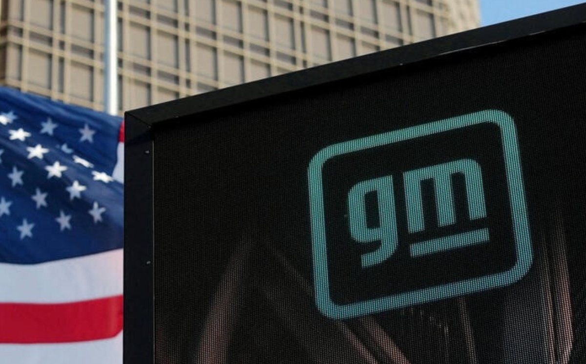 GM en la fachada de la sede central de General Motors en Detroit, Michigan, EU. Marzo 2021. Foto: (Reuters)