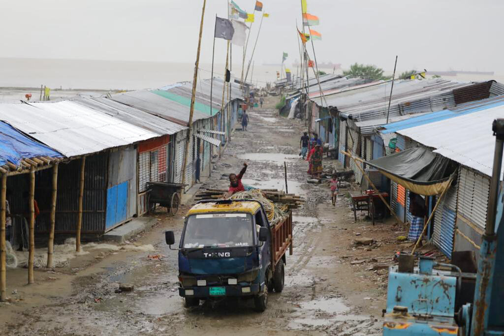 La situación en Bangladesh provocó varias evacuaciones. | AP