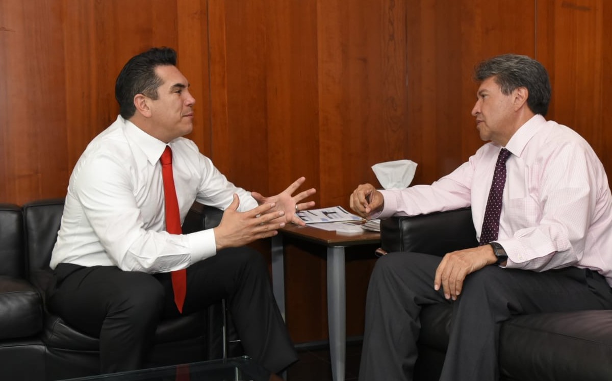 Layda exhibe 'Whats' de Monreal y 'Alito'. | Twitter.