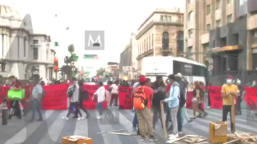 Normalistas bloquean Eje Central en la CdMx