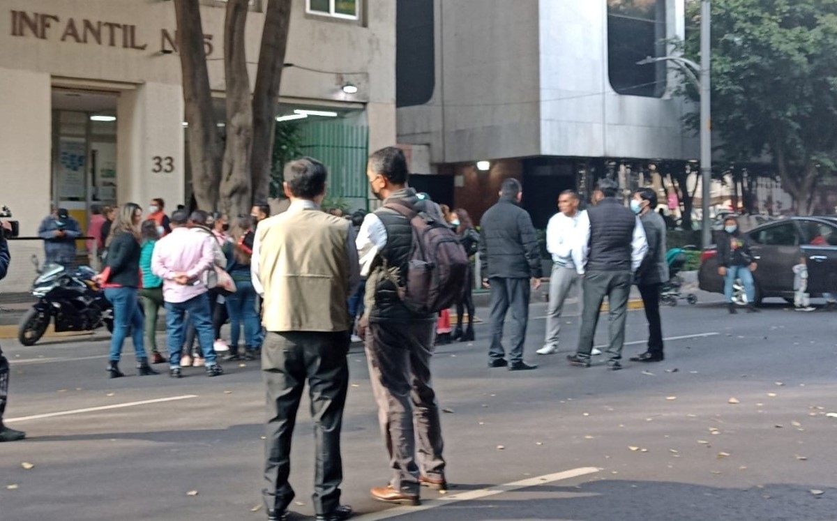 Los padres de familia bloquearon la avenida Sevilla, frente a la guardería del IMSS. | César Velázquez